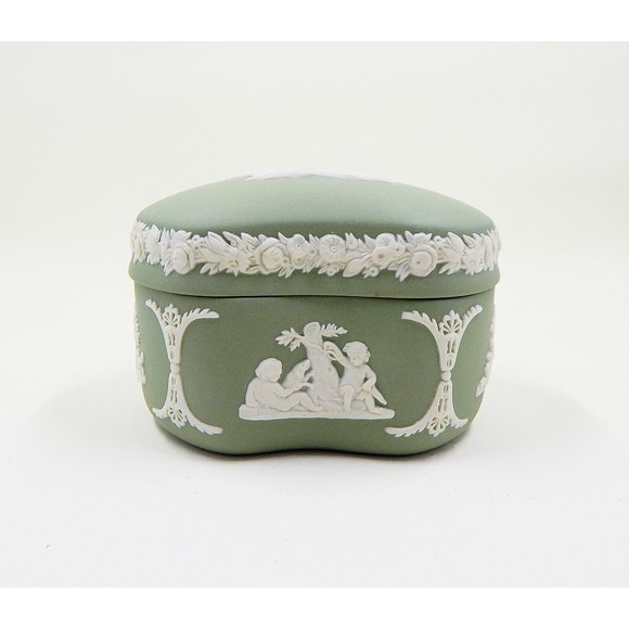 Wedgwood Green Jasperware Cupid As Oracle Bean Shaped Trinket Box with Lid - Picture 2 of 9